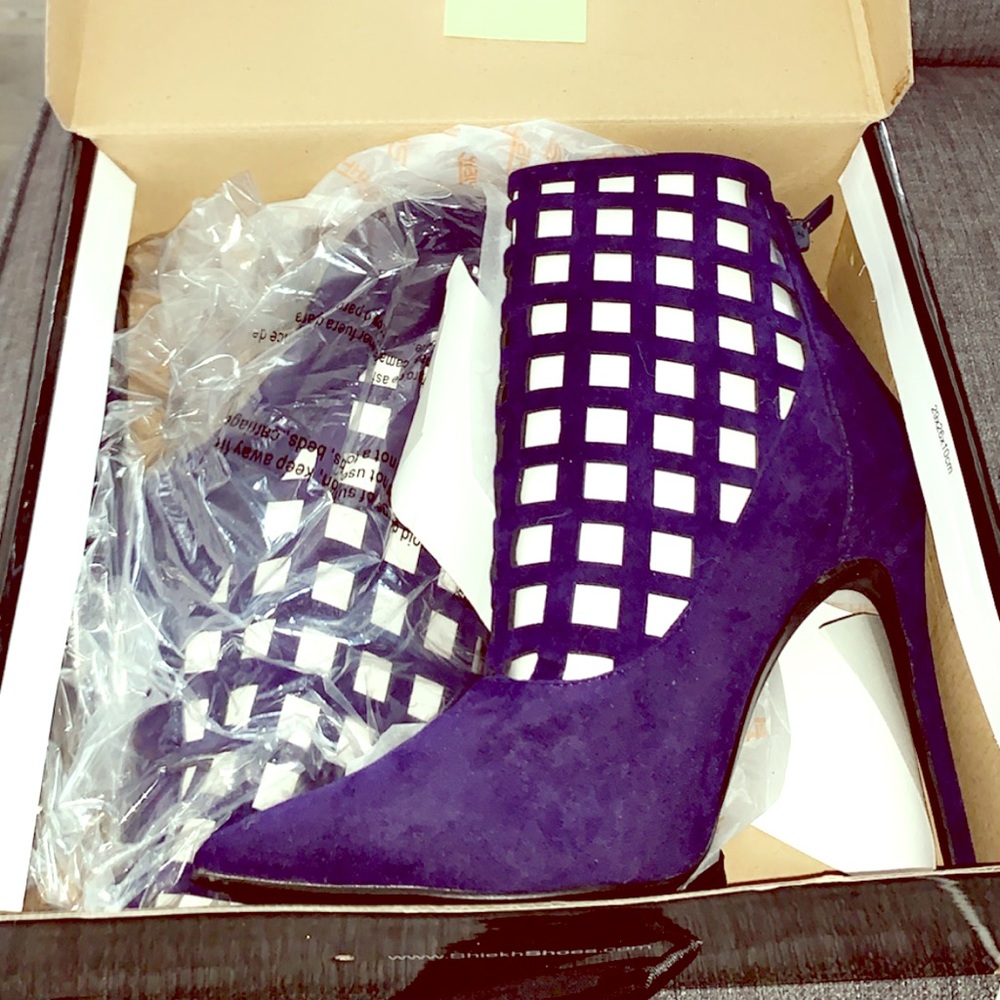 Size 9 navy blue heels from shiekh